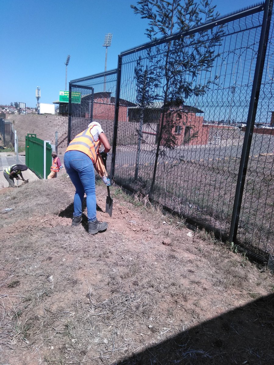unvthi's tweet photo. Mo'ghel got a job as a general worker at some construction site coz mo'ghel needs a weave for December 😶 https://t.co/VHw4XPkqMD