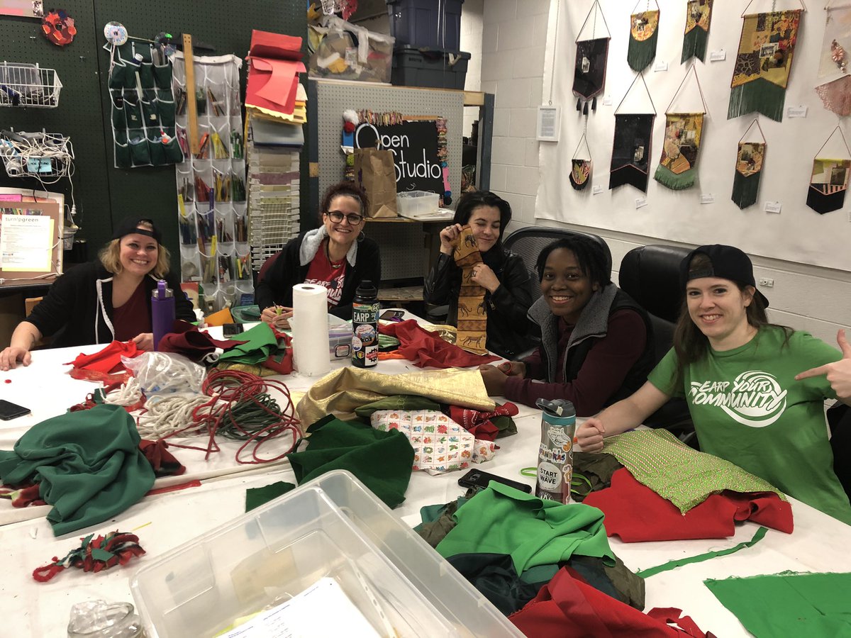 Early morning earpers volunteering making Christmas ornaments in Nashville @TurnipGrnReuse ! Ready for Season of Love premiere tonight!! #earpyourcommunity #wynonnaearp