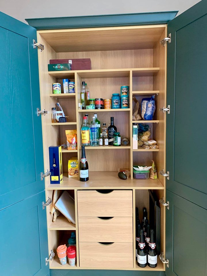 LochAnnaKitchen's tweet photo. Our Butler's Pantry is one of the most iconic pieces in LochAnna...and our customers all use it slightly differently as these #RealKitchen pictures show!

This is such a versatile cabinet and means all your kitchen essentials are hidden away, yet easily accessible 👍
#kitchens https://t.co/mPvK25slR0