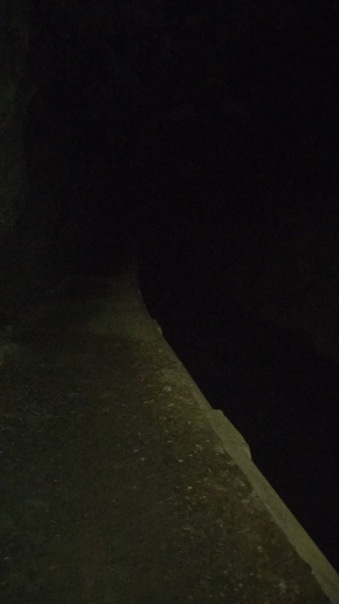Gaaattu's tweet photo. A ver cuándo se ponen de acuerdo los ayuntamientos de Barakaldo y Trapagaran para acondicionar un poco los túneles de Kareaga, que vaya escombrera más oscura tienen ahí. @amaiadelcampo @xabier_cuellar https://t.co/mF7Ha8SL4j