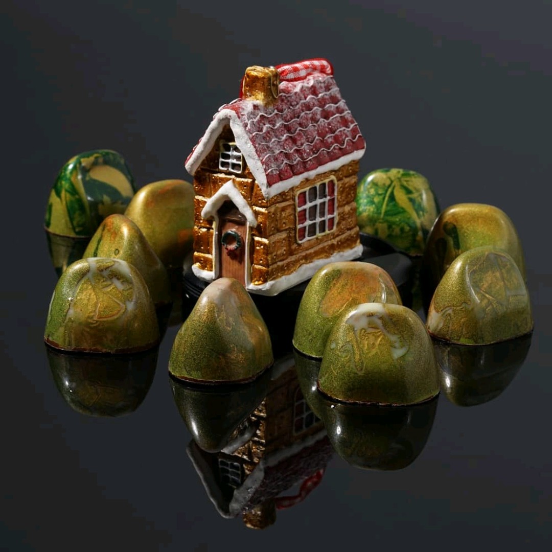 realmofcream's tweet photo. One of my favourite 📸 from last year. Variations for #pear. Which one is your favourite one? 😉🍐💚
Colours @chefrubber, #Bahibe #milkchocolate @valrhonauk
#chocolate #bonbon #pear #brandy #holiday #Christmas #winter #London #londonfood #blackheath #lee #heathergreen #edibleart https://t.co/irWzMEybPM