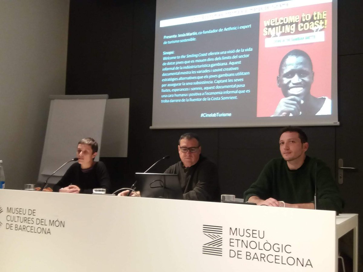 Aquesta tarda al #CinelabTurisme coneixerem la visió de dotze joves de la indústria turística gambiana, #WelcomeToTheSmilingCoast, presentat per Jesús Martín.
festivalvilamon.com/welcome-to-the…
⏰18:30
📍<a href="/MUEC_BCN/">Museu Etnològic i de Cultures del Món</a>
<a href="/aethnic/">amazing ethnic</a>
<a href="/AntropologiaCat/">ICA</a> 
@FabiolaMancine1 
<a href="/wecoplan/">wecoplan</a> 
#BCN #cine #turisme