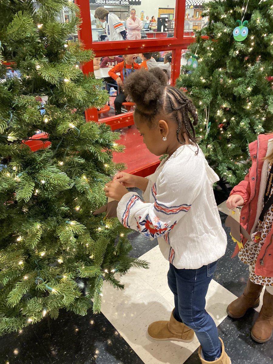 WendyfryWfry's tweet photo. So much fun with these Mhandisi’s making ornaments for our house tree . @TCBOE_LES https://t.co/gpBmIaYmNC