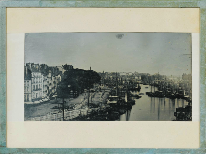 Avant même la photographie, le daguerréotype est une image sans négatif, fixée sur une plaque de cuivre recouverte d’une pellicule d’argent polie et réfléchissante, inventée par M. Daguerre. ici les quais de Nantes vers 1839-1840. #photo <a href="/nantesfr/">Ville de Nantes</a> 
chateaunantes.fr/fr/images-uniq…
