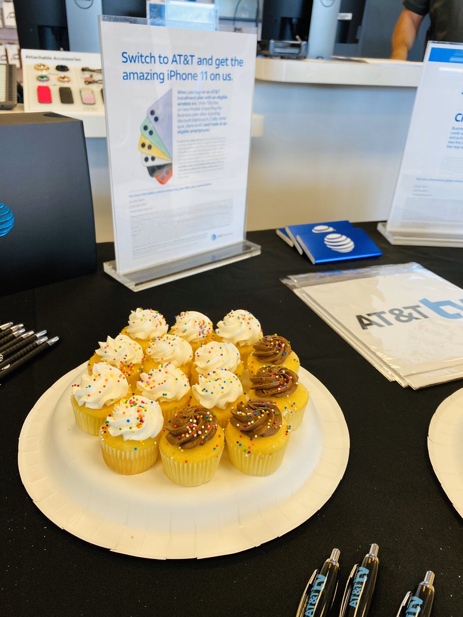 Keys2Life_'s tweet photo. Small Business Appreciation Day at the local #ATT store in #keywest 🧁🧁🧁

💲150 Port-In Credit
AT&amp;T Business Fiber Internet 
@jrluna11 @KatrinaS_Biz @efrenfavela  @Mr_Ely_Gonzalez @ReneRui23330933 https://t.co/ENr674zwlG