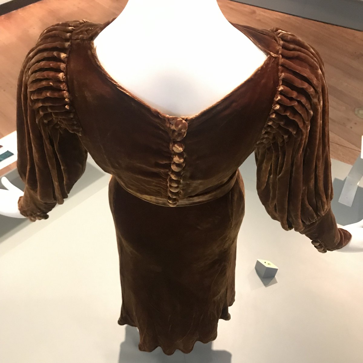 ChicagoMuseum's tweet photo. Velvet is perfect for a chilly fall evening. This silk #velvet dress (c. 1935) has cartridge-pleated sleeve heads, balloon sleeves w/ fitted forearms, & a softly-draped skirt. See it in #SilverScreenChi before it closes Jan. 21, 2020! https://t.co/CxztgnY1Jh #CHMCostumeCouncil https://t.co/hry5xtkQBb