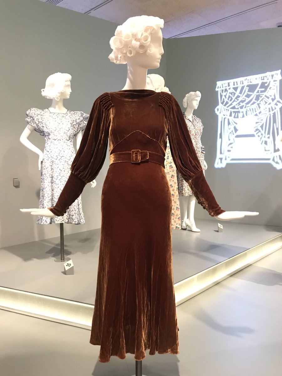 ChicagoMuseum's tweet photo. Velvet is perfect for a chilly fall evening. This silk #velvet dress (c. 1935) has cartridge-pleated sleeve heads, balloon sleeves w/ fitted forearms, & a softly-draped skirt. See it in #SilverScreenChi before it closes Jan. 21, 2020! https://t.co/CxztgnY1Jh #CHMCostumeCouncil https://t.co/hry5xtkQBb
