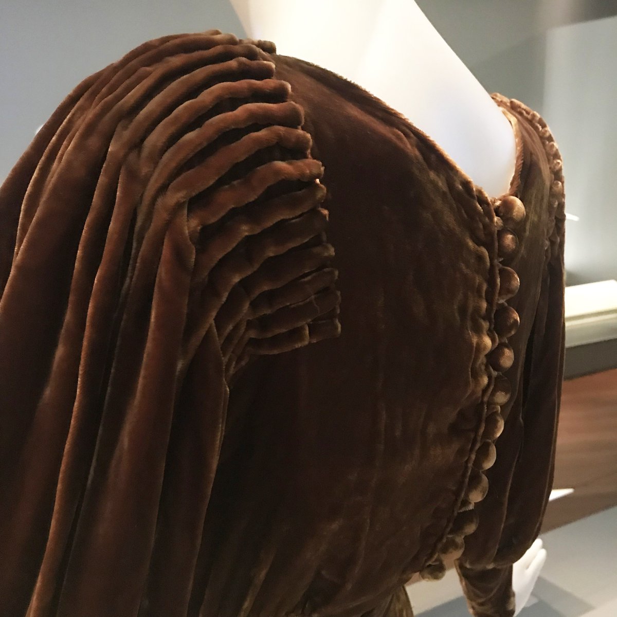 ChicagoMuseum's tweet photo. Velvet is perfect for a chilly fall evening. This silk #velvet dress (c. 1935) has cartridge-pleated sleeve heads, balloon sleeves w/ fitted forearms, & a softly-draped skirt. See it in #SilverScreenChi before it closes Jan. 21, 2020! https://t.co/CxztgnY1Jh #CHMCostumeCouncil https://t.co/hry5xtkQBb