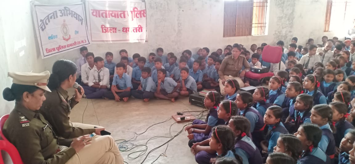 आज दिनांक 26-11-19 को हाईस्कूल ग्राम करगा में शक्ति टीम,यातायात एवं बिरेझर चौकी पुलिस की संयुक्त टीम के द्वारा ग्राम करगा हाई स्कूल में "अंजोर रथ "पहुंचा, जहाँ छात्र, छात्राओं को किया जागरूक।