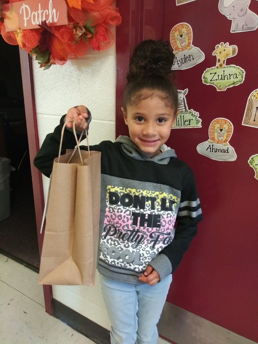 AAntholzner's tweet photo. @RockyRunES Reading Department handed out bags of books for students to keep and enjoy over Thanksgiving break. #rr_bulldogs #rresstudentwellness https://t.co/0FgkQSZk9h