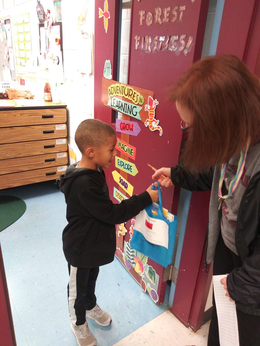 AAntholzner's tweet photo. @RockyRunES Reading Department handed out bags of books for students to keep and enjoy over Thanksgiving break. #rr_bulldogs #rresstudentwellness https://t.co/0FgkQSZk9h