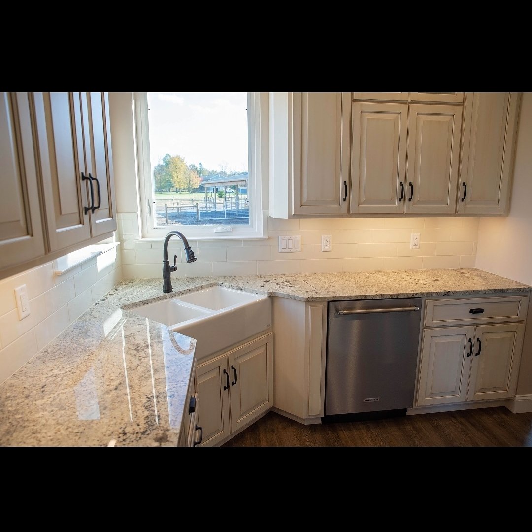CreationCabs's tweet photo. I'm in love with this kitchen!! Located in a newly built house, this white-and-grey kitchen boasts shaker drawers, raised panel doors, paint and glaze, and a gorgeous view to the family farm! https://t.co/UsCETgnjIn
