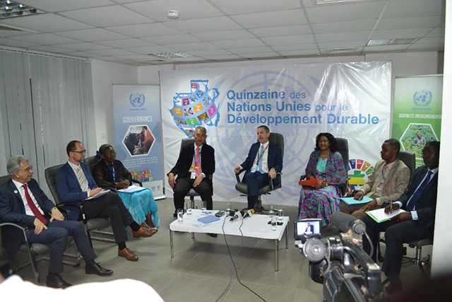 GabonreviewC's tweet photo. Développement durable : Stephen Jackson plante le décor de la Quinzaine des Nations unies au Gabon https://t.co/zMMMUiN9EP https://t.co/cX3drgxBwy