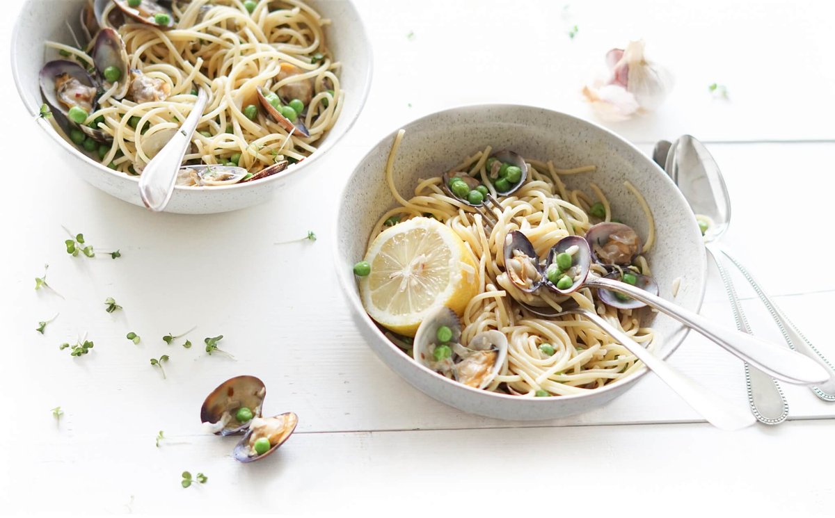 Spaghetti vongole met doperwten en veel knoflook thelemonkitchen.nl/spaghetti-vong…