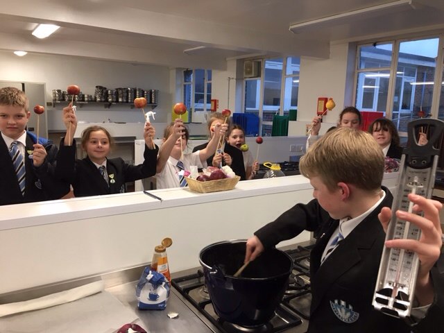 bexbaldwin's tweet photo. Finley teaches the new Eco Club recruits how to make toffee apples #studentledlearning @CastleManor https://t.co/RT4QmvA5Ar