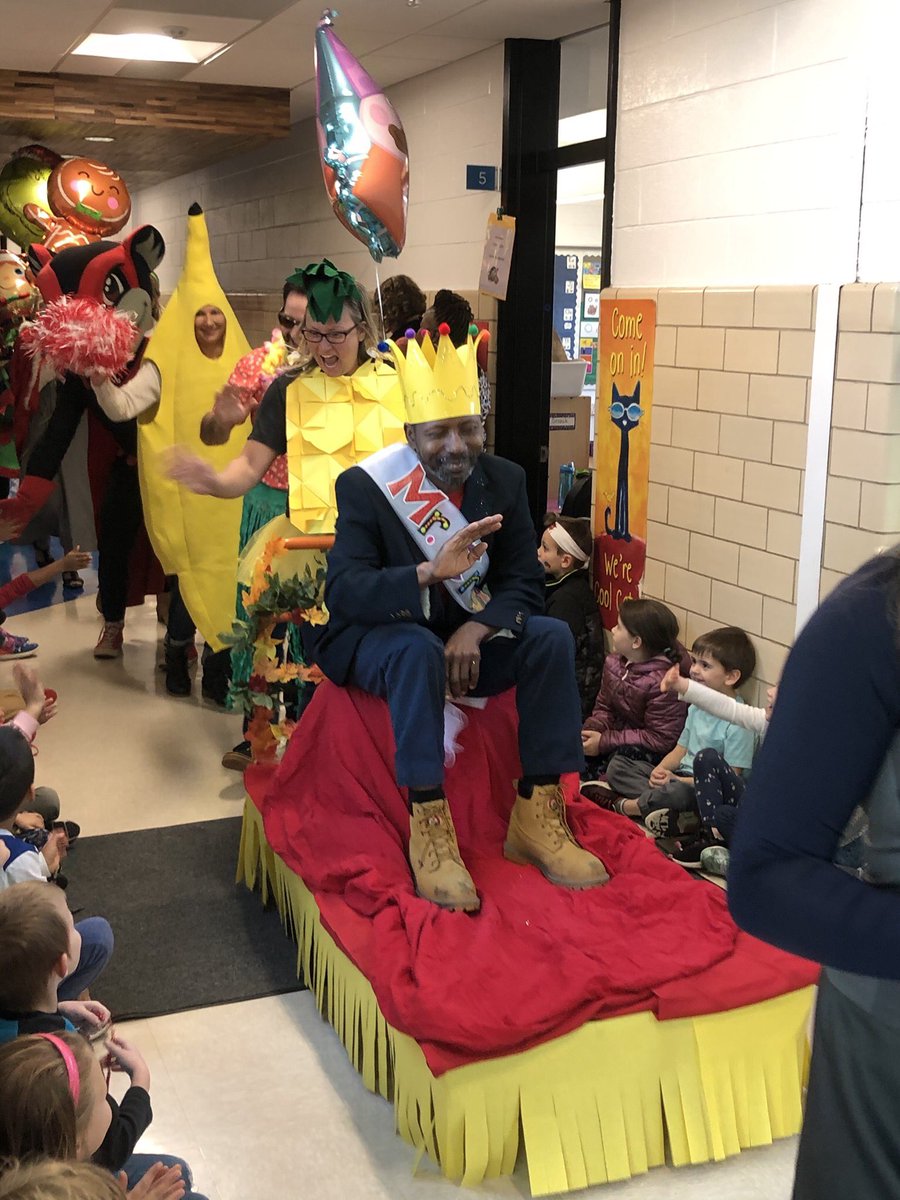 jgdrake8's tweet photo. Thanksgiving Day parade at Crestview this morning! Our entire school learned about the history of the Macy’s parade, then got surprised by our very own! Thanks to Freeman High &amp; Tuckahoe Middle, Nutzy, UR, and more! @TechWithMatt #HLP @CrestviewLib #authenticlearning https://t.co/msBahEFfzr