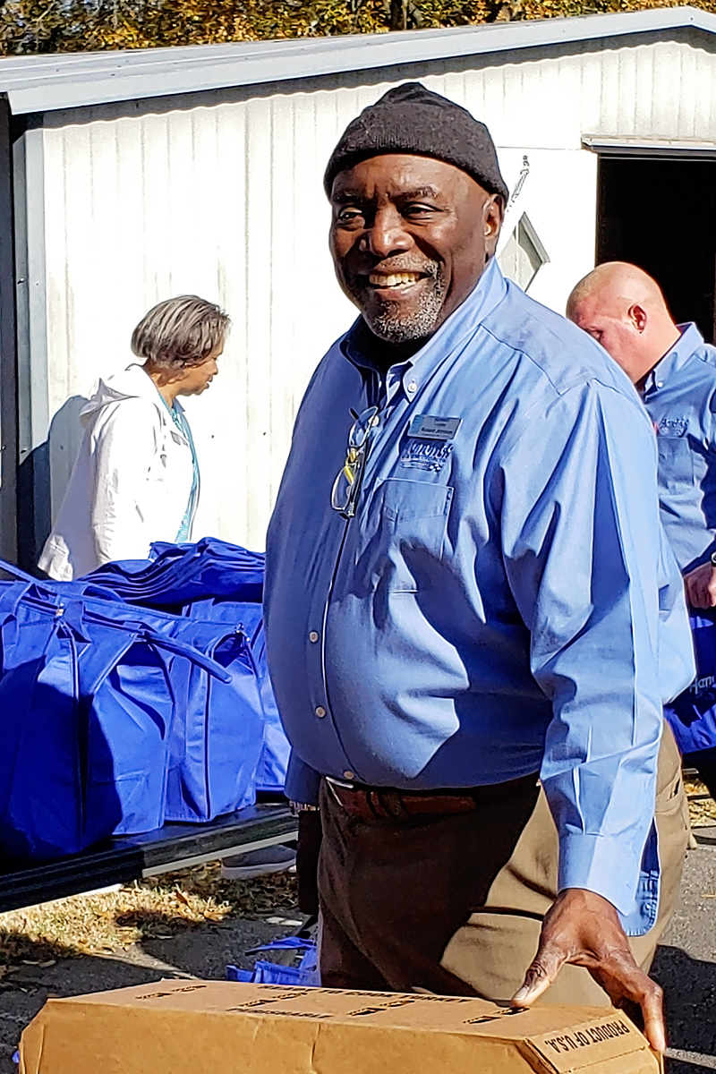 ghfbEndHunger's tweet image. 100 families at New Hope Baptist Church in Upstate SC received a turkey and all the fixins for a great family Thanksgiving meal thanks @HendrickEasley - Thank you for starting one of our favorite holiday traditions! #hendrickcares @HendrickAuto @Hendrick_Cares