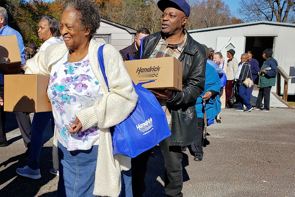 ghfbEndHunger's tweet image. 100 families at New Hope Baptist Church in Upstate SC received a turkey and all the fixins for a great family Thanksgiving meal thanks @HendrickEasley - Thank you for starting one of our favorite holiday traditions! #hendrickcares @HendrickAuto @Hendrick_Cares