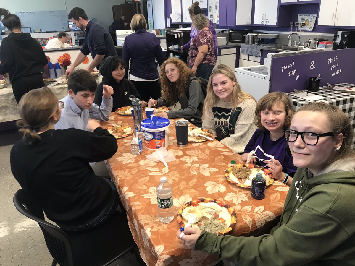 PrincipalCetner's tweet photo. Had a great time celebrating an early Thanksgiving feast with our @bournehs students &amp; staff today! Thanks for the invite - everything was delicious!! #bourne2feast #lovemyjob #greatkids #B2B @ktalexander22 @tfrandancemom https://t.co/TQ0ieGTiDW