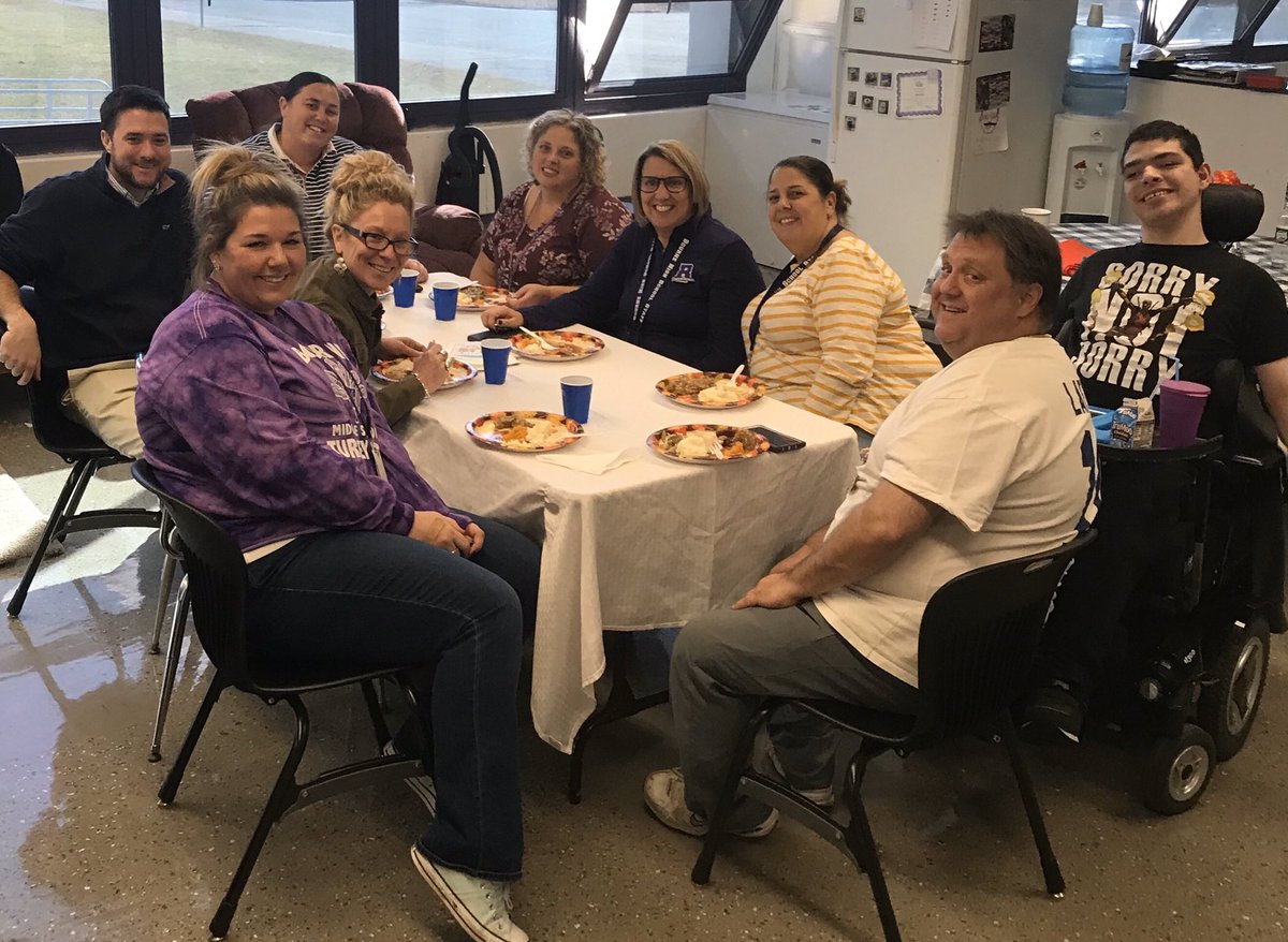PrincipalCetner's tweet photo. Had a great time celebrating an early Thanksgiving feast with our @bournehs students &amp; staff today! Thanks for the invite - everything was delicious!! #bourne2feast #lovemyjob #greatkids #B2B @ktalexander22 @tfrandancemom https://t.co/TQ0ieGTiDW