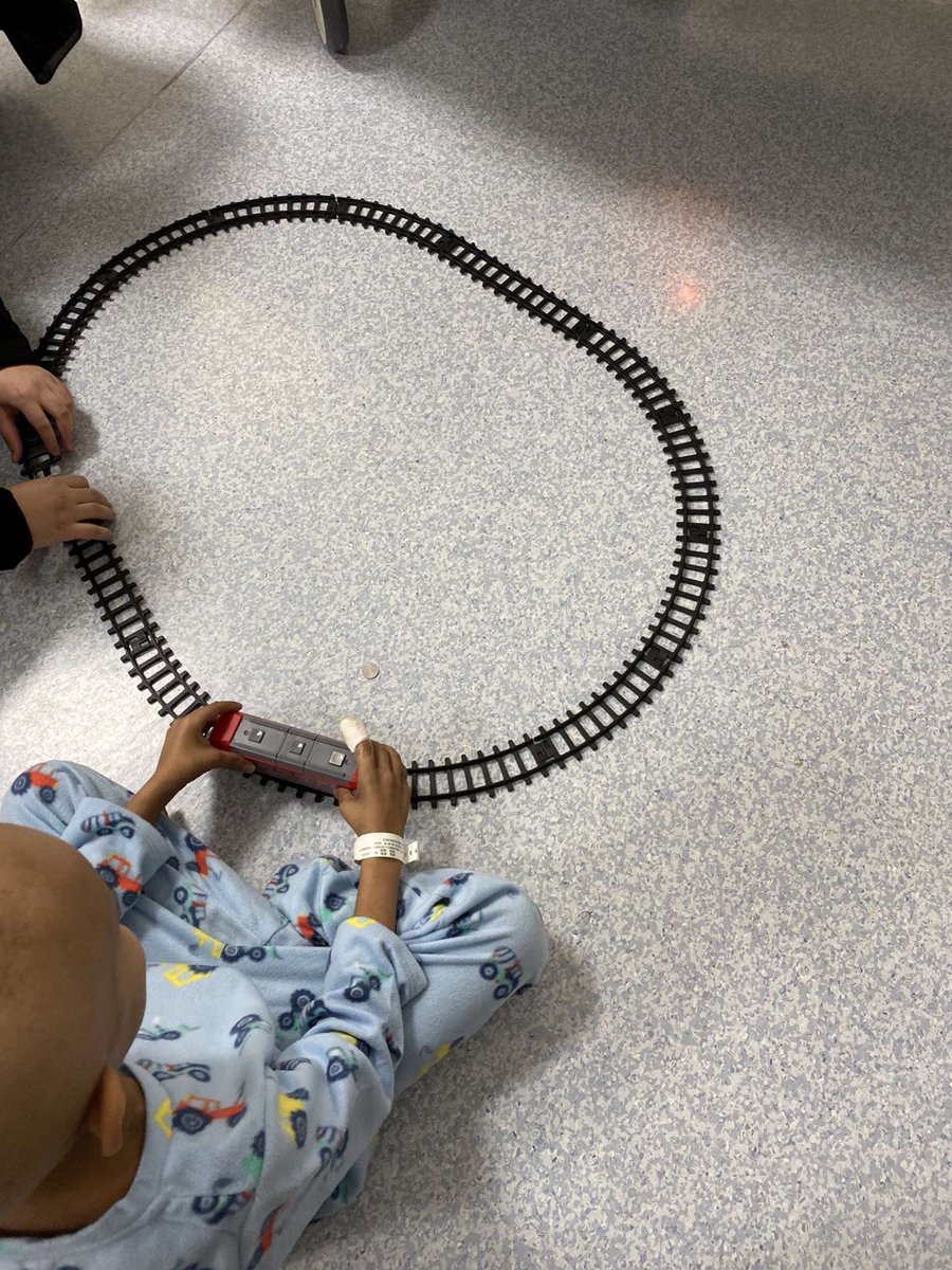 #تحقيق_أمنيه 
الطفل محمد  
لعبة قطار متحرك 🚞
دعواتنا له بـ الشفاء والعافية
وكتب الله اجر من ساهم بـ تحقيقها💛