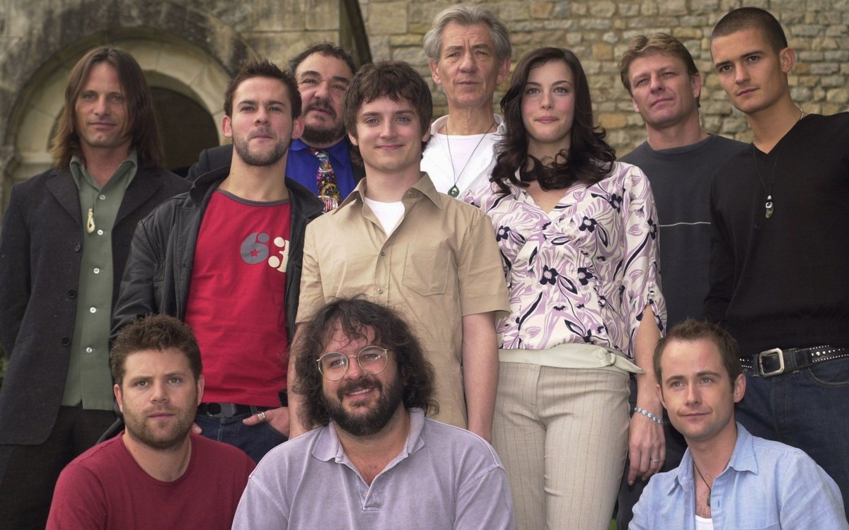 fuertecito's tweet photo. Nunca dejará de fascinarme esta foto de Peter Jackson y el reparto de 'El señor de los anillos' que parece de un viaje de estudios del instituto a finales de los 90. https://t.co/TCJS9ihm0a