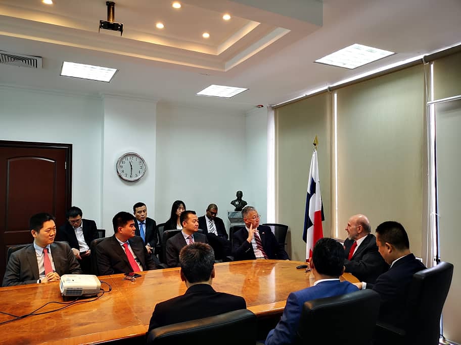SinolamE's tweet photo. En la audiencia que sostuvieron hoy empresarios chinos, el Embajador de China en Panamá, Wei Qiang, y el gerente general de @zolicol, Giovanni Ferrari, asumieron el compromiso de trabajar juntos para potenciar la zona franca. @weiasecas @CAMCOLONRRPP @ColonAlcaldia https://t.co/qh2Wtmh0rR