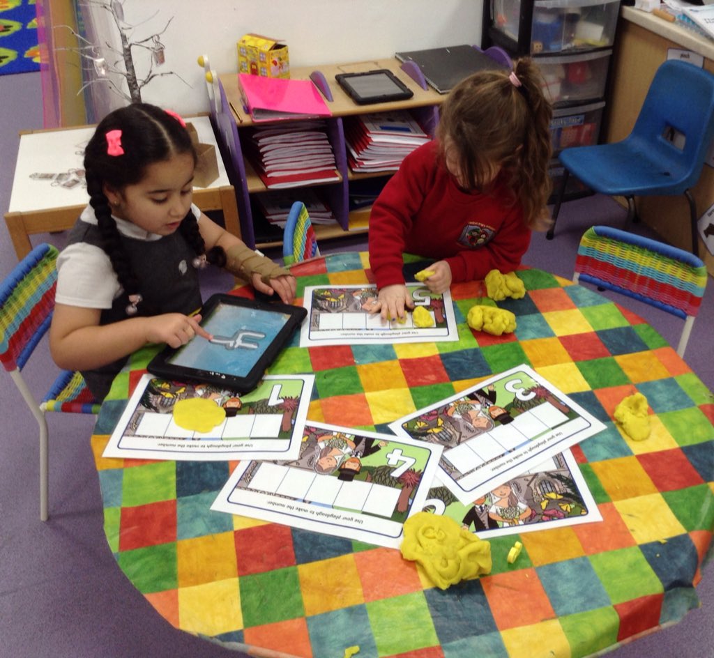 TerraceRoad's tweet photo. Miss Tucker caught some of her #trpturtles independently practising their numbers! Bendigedig #TRPnum https://t.co/b5Tb49pTic
