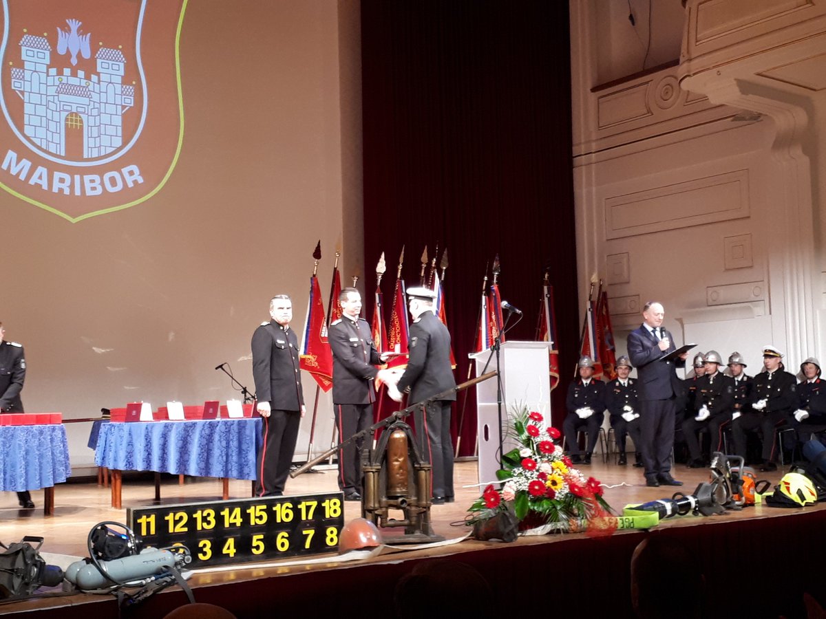 Min. <a href="/ErjavecKarl/">Karl Erjavec</a>  je s predstavniki <a href="/URS_ZR/">Uprava RS za zaščito in reševanje</a> na slovesnosti  v mariborski Dvorani Union pripadnikom Gasilske brigade Maribor čestital ob 70. obletnici delovanja. Na prireditvi je GB Maribor prevzela 30-metrsko gasilsko lestev, pa tudi nov prapor, podelili so priznanja in plakete.