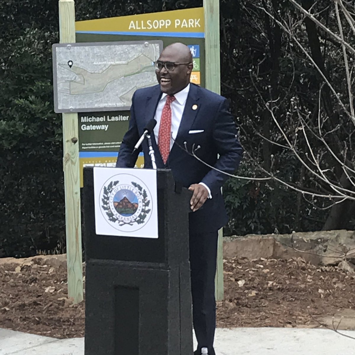 FrankScottJr's tweet photo. This new Allsopp Park gateway shows how public-private partnerships connect parks to people through creative solutions. This project is in memory of Michael Lasiter. Partners include Ark. Parks &amp; Recreation Foundation, Heights Neighborhood Assoc., Michael’s friends &amp; @LRParksRec. https://t.co/4uXLfqOZtC