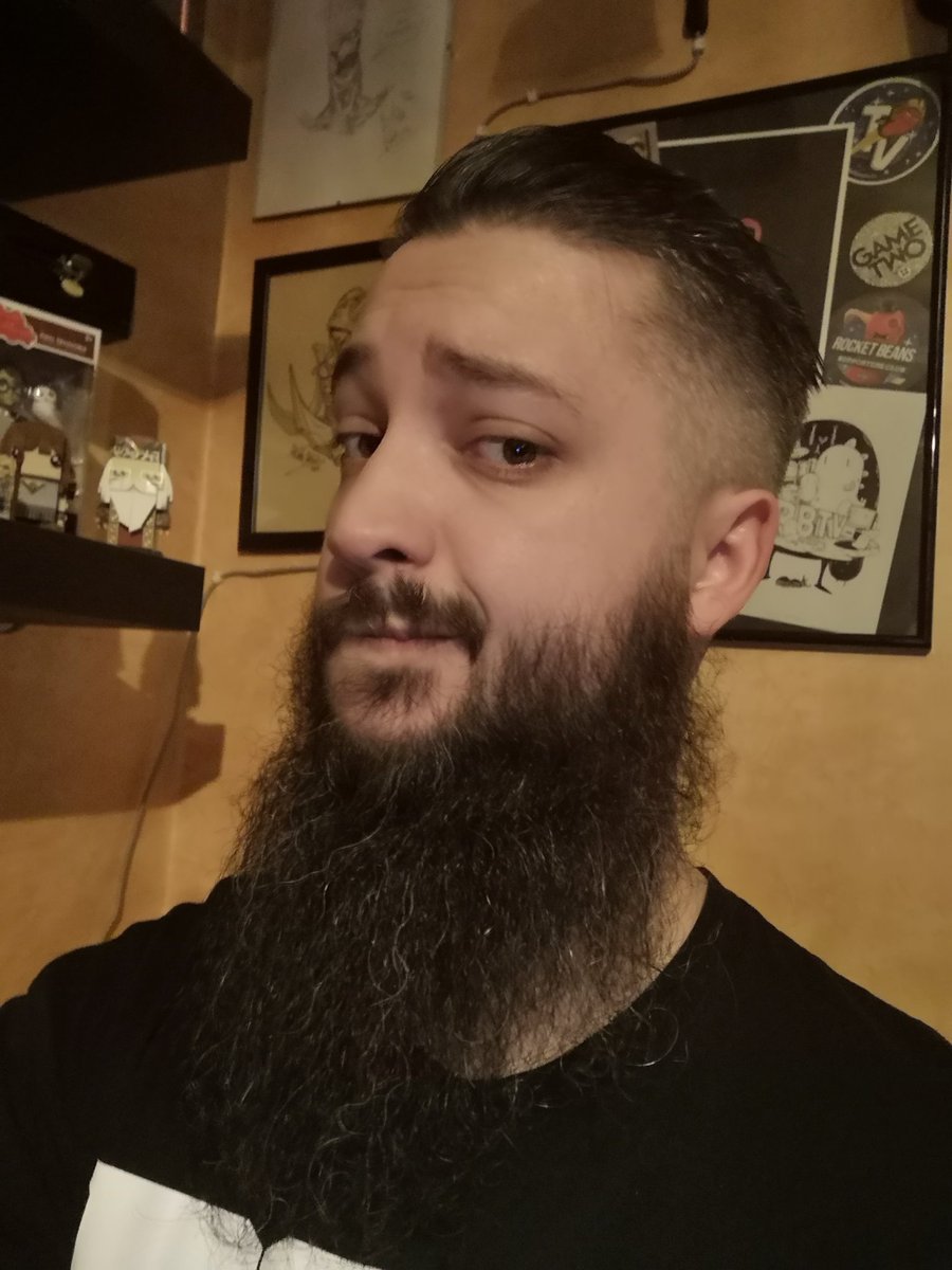 TobiTobsen89_'s tweet photo. #moinmoin liebe @TheRocketBeans #rbtv, hab grad meine neue Heißluftbürste ausprobiert und dachte mir "Komm machste mal nen Selfie für die #rocketbeard-Aktion", ist zwar nicht der Bartstyle der Woche aber es zählt ja jede Einsendungen für die #Movember-Charity-Aktion 😁 https://t.co/6MumrmiHt3