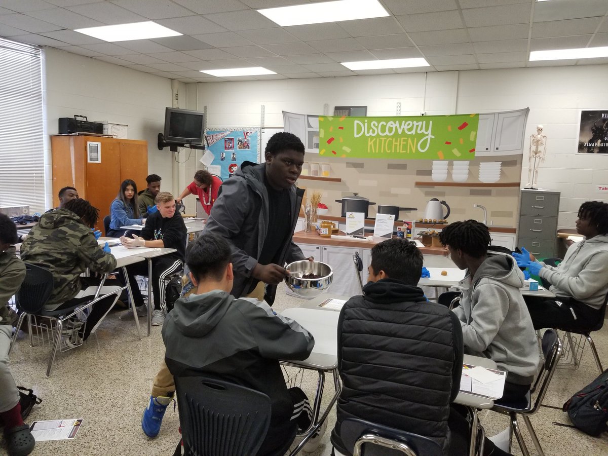 NoFoVikings's tweet photo. Viking Sport Medicine Scholars learn how they can make sure what they eat and drink is supporting their performance  Making connections!  #PowerBites #PowerSnack #learningzone #VikingExcellence @NFHealthScience @WSFCSFood https://t.co/xmGyY9EW2c