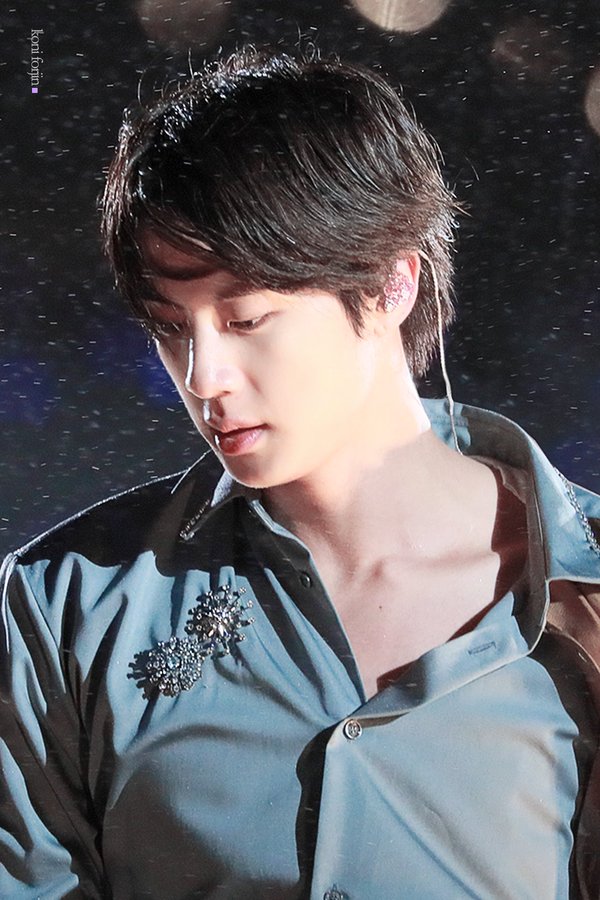 あ これはもう言葉が出ない 首と鎖骨とほくろ ほ ほくろ ああああああああぁぁぁああああああああぁぁぁ あと2枚目のイヤモニ挟んでる指めちゃくちゃにセクシー あと4枚目の汗ではりつく前髪