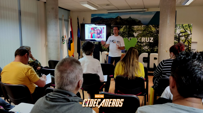 Cidecanarias's tweet photo. #LosCIDECANEROS @pedrobaezdiaz y @zurcodracir impartieron hoy unos talleres sobre "Cómo incrementar las ventas en Navidad a través de las #RedesSociales" en la @SocDesarrollo
Desde #Cidecan queremos agradecer a @FACOCIP por contar con nosotros 🙂 https://t.co/SHVrbYJtL6