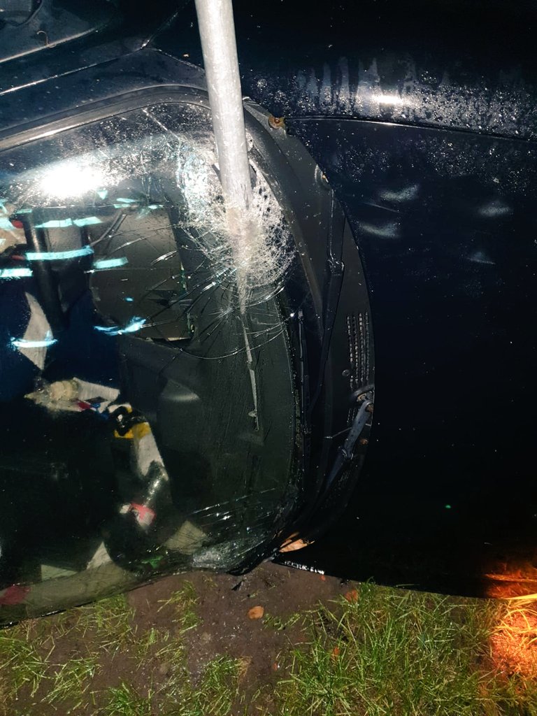 andy_dekkers's tweet photo. Mooi klusje in #woubrugge auto in slip geraakt, op ze kant geslagen door een hek. 
Paal van het hek heeft auto doorboord maar gelukkig de bestuurder gemist.

Paal was het enige wat de auto tegenhield tot doorrollen.
#ongeval #luckydriver #berging #allesmetdelier https://t.co/KmoexvGqoC