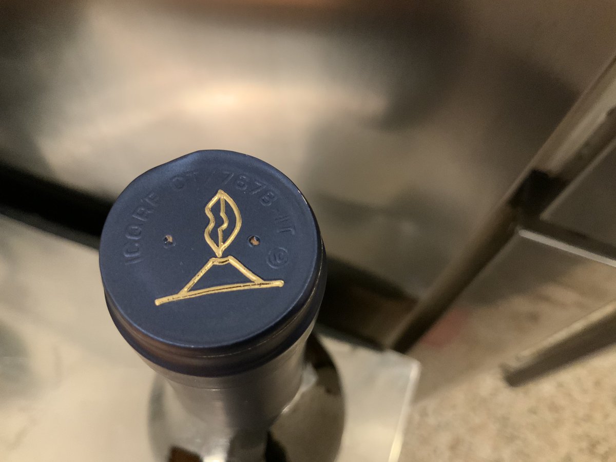 Andrea_Radic's tweet photo. Amici #winelovers stasera in Sicilia con Vico Etna Rosso di @tenutebosco elegante espressione del territorio, aspro ma generoso sulle pendici del Vulcano. Profumi intensi e rotonda consistenza https://t.co/RTgoxWIOVF