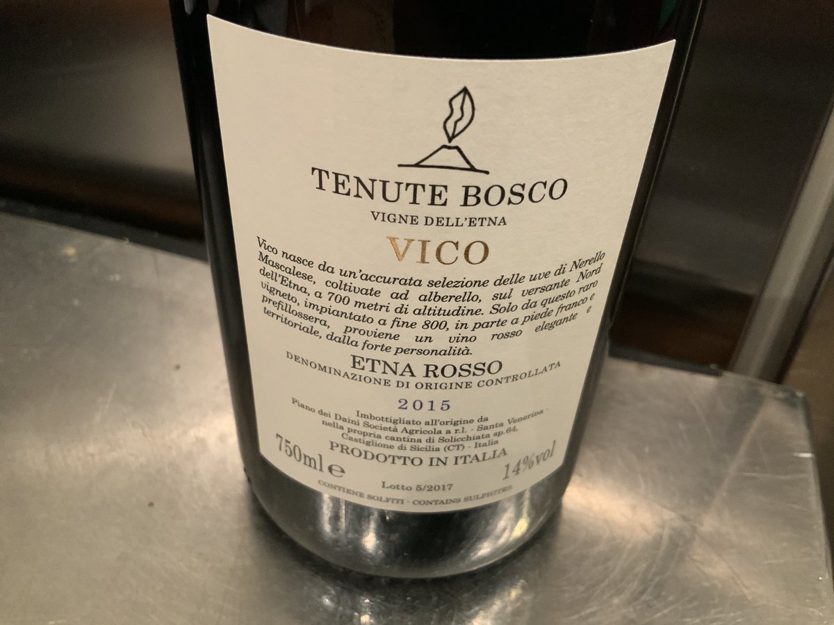 Andrea_Radic's tweet photo. Amici #winelovers stasera in Sicilia con Vico Etna Rosso di @tenutebosco elegante espressione del territorio, aspro ma generoso sulle pendici del Vulcano. Profumi intensi e rotonda consistenza https://t.co/RTgoxWIOVF