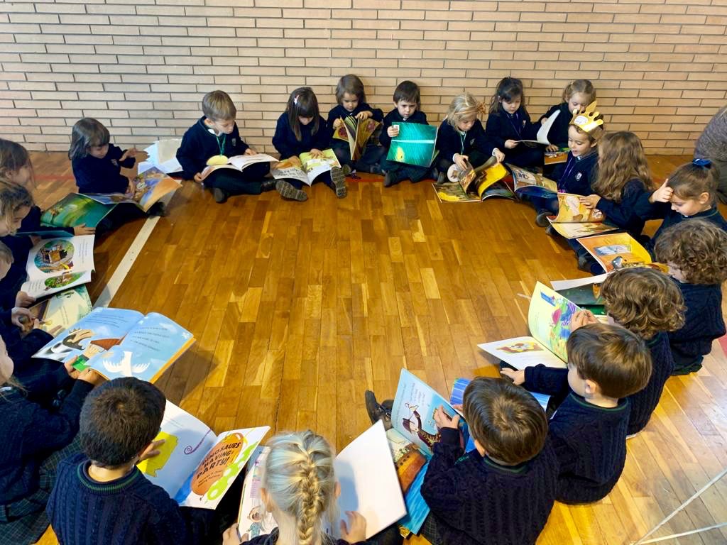 SGeorgesSchool's tweet photo. “I think it’s the books that you read when you’re young that live with you forever.” - J K Rowling
Saint George’s School’s Book Fair 2019 #coolreads #MakingReadingFun #scholastic https://t.co/rt2TPbn1tm