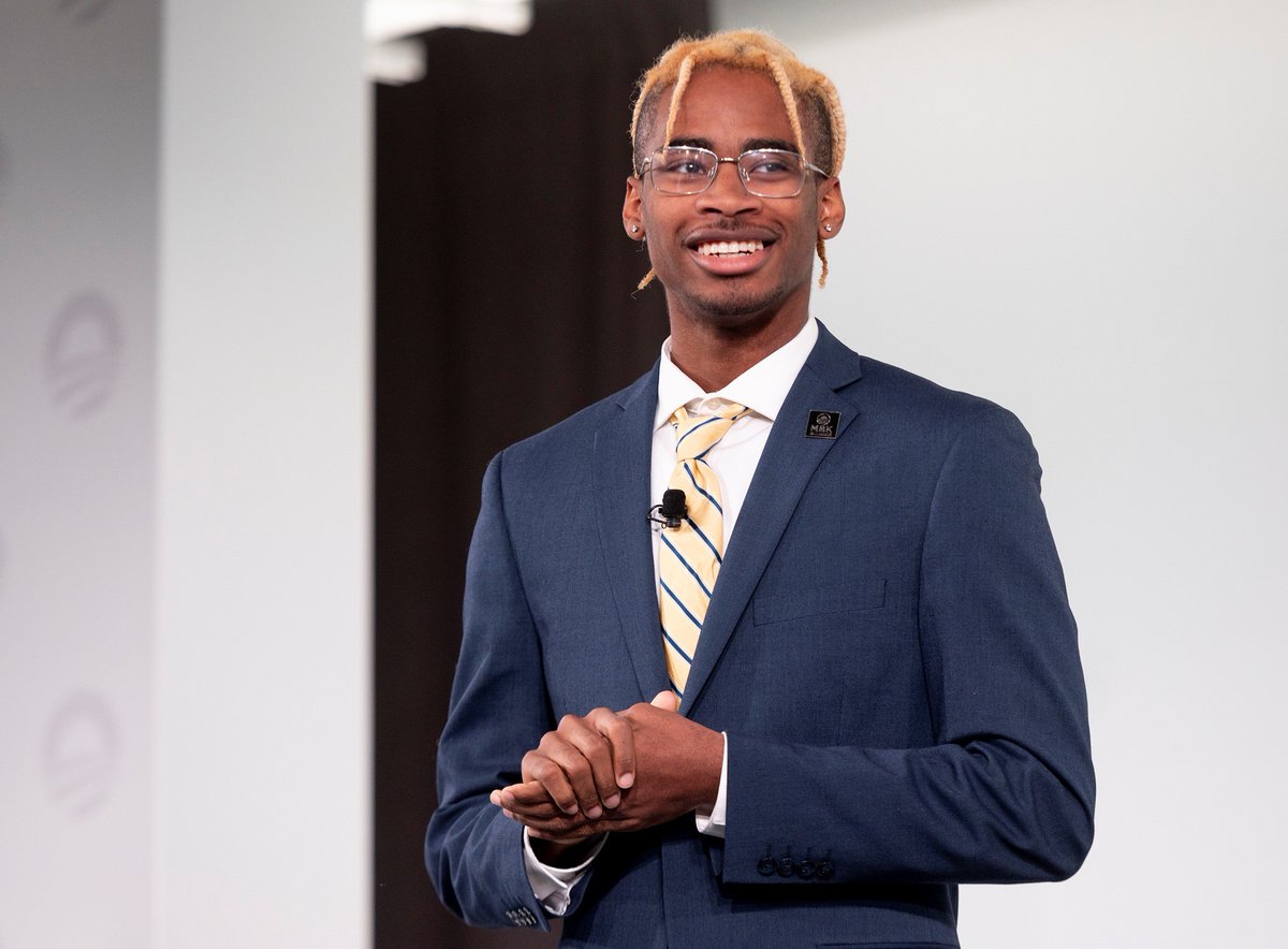 yonkersmbk's tweet photo. Get your fresh #NYSMBK news! https://t.co/xUPBo6DvfF Don't miss the story De'Andre Brown shared on stage at the #ObamaSummit in October. "I hope you see all of me."  Read about his hometown MC gig: https://t.co/xlq5NAsak2 @deandreakbrown https://t.co/CvSGAcJfxz
