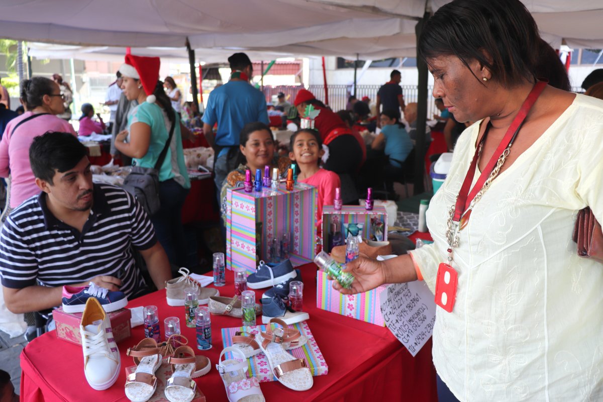 JJochoa73's tweet photo. Más de 40 expositores, entre servidores públicos de la @PGRVenezuela, Banmujer y el @mspenitenciario, ofrecen a los asistentes: orfebrería, artículos de limpieza, platos navideños, bebidas artesanales, bisutería y mucho más. #26Nov https://t.co/VqG2xZXkNi