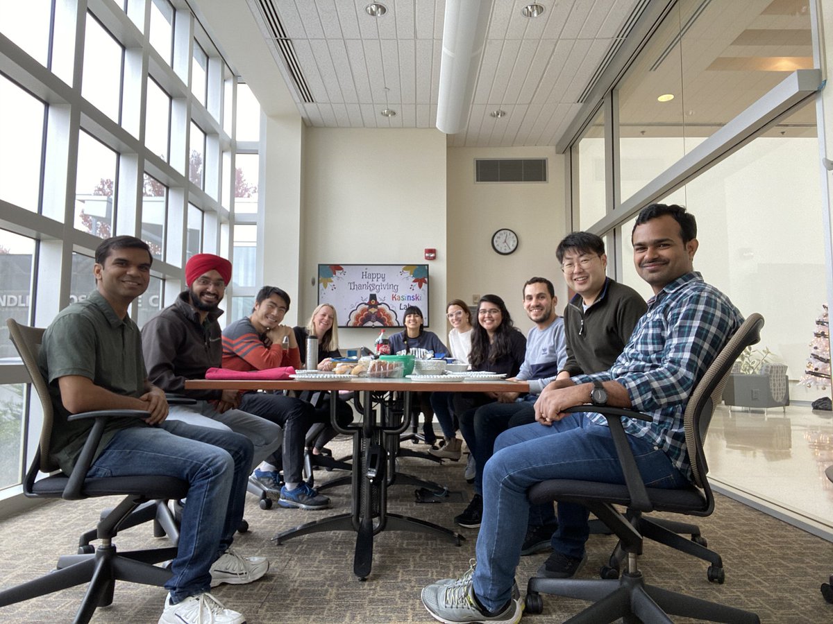 AndreaKasinski's tweet photo. Happy Thanksgiving from the Kasinski Lab Family to your family! Beyond grateful for this amazing group of scientists. https://t.co/am4rIA3TUL