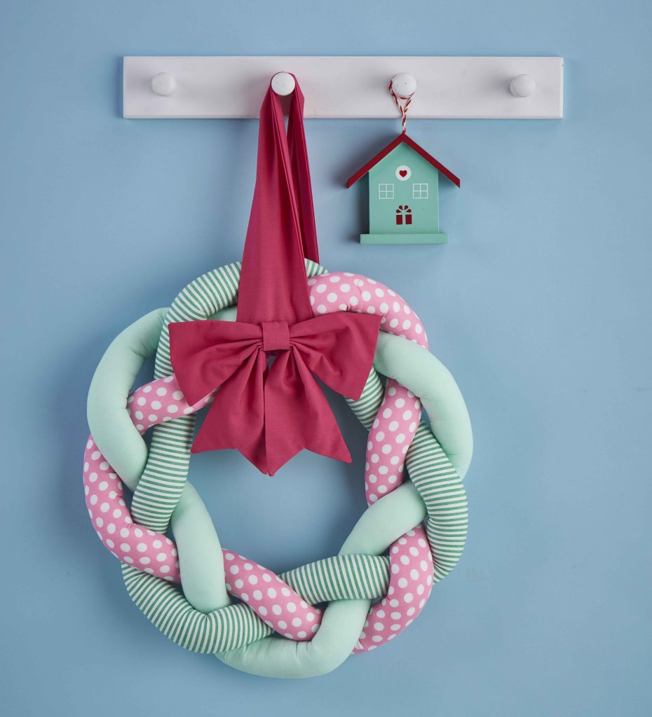 Add some handmade cheer to your door with Samantha Claridge’s fabric wreath project! Make the most of this free tutorial on our website: bit.ly/fabricwreathpa…