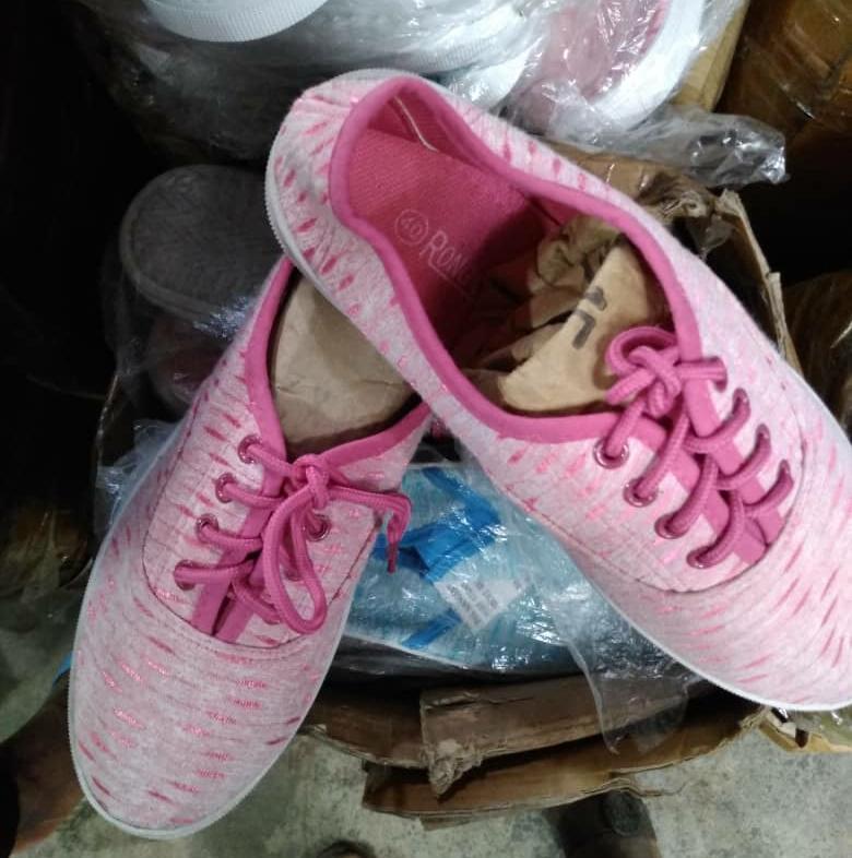 umm_zayn's tweet photo. Shoes below 3,500 each https://t.co/VTP47ExWFb