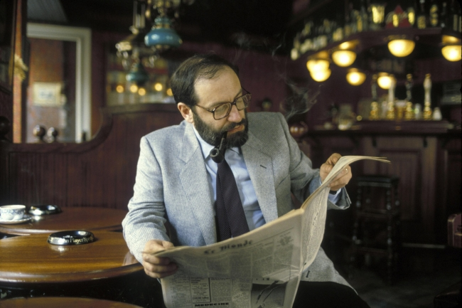 zorancicak's tweet photo. Umberto Eko (1932-2016), pisac, filozof, estetičar, semiolog, teoretičar književnosti, esejist i istoričar Srednjeg veka.

Bio je uveren da je istorija čovečanstva samo skup neverovatnih paradoksa:

"Smeh je ono što ljude razlikuje od životinja i anđela."

#Recenice https://t.co/rLqDIx9f6i