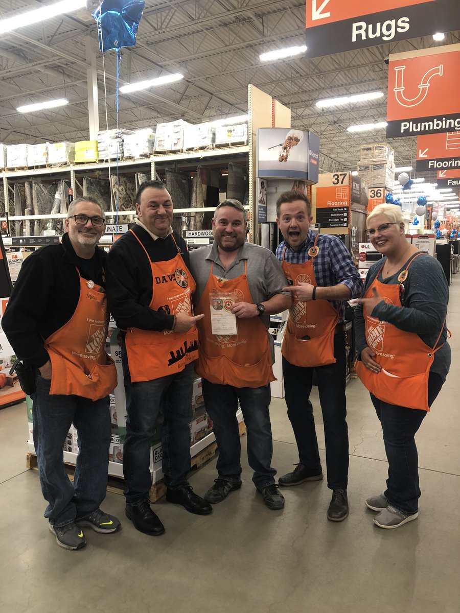 RamonaASDS's tweet photo. 🤩🎉🤗 CONGRATULATIONS Ralph on receiving the Vice Presidential Award from @DaveMusen !!! Thank you for all you do each and everyday for our customers!!! We appreciate you 🎉🤩👏🏼🎉 https://t.co/SYWC5p59Qj
