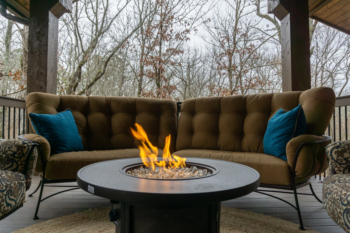 PinehurstLodge_'s tweet photo. Colder weather is coming and the porch fire pit is ready! Check booking dates and availability to stay in one of #BrokenBow #Oklahoma largest luxury #vacationproperty #lodgelife #vrbo #Hochatown #vacationrental https://t.co/E53AsxH4Bg https://t.co/JdCplgFfcS