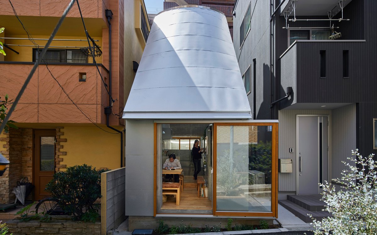 dezeen's tweet image. Architect Takeshi Hosaka has built himself a home in Tokyo that has a total floor area of just 19 square metres: at.dezeen.com/2EST5nJ