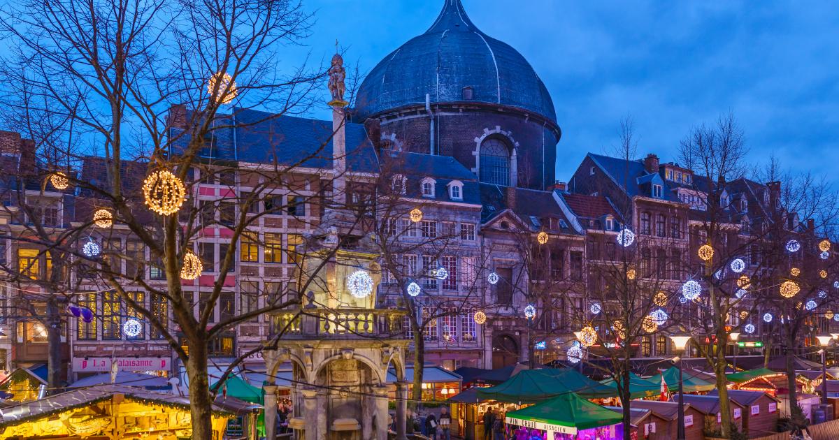 Buscas destino para ver mercados navideños?🎅 La ciudad de Lieja fue escogida como la capital europea de la Navidad en 2019. Es tan grande que parece un auténtico poblado navideño #ExperienciaValonia Después de las fiestas, se hace una hoguera para celebrar el año nuevo