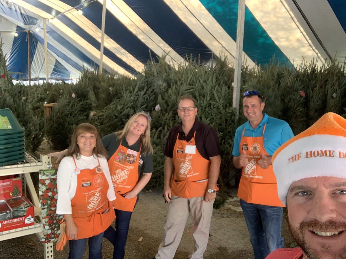 Coach_aj_LS's tweet image. #THDHolidayCaptain 0274’s #TreeTent is as #Gloriuos as the store it self!! D.86 District Tour. Looks great team! #HappyHolidays #SafetyFirst @SantiBernardez @JacobRobertsTHD @PennyPaladino @Chris_J_Mangino @dannyg75382663