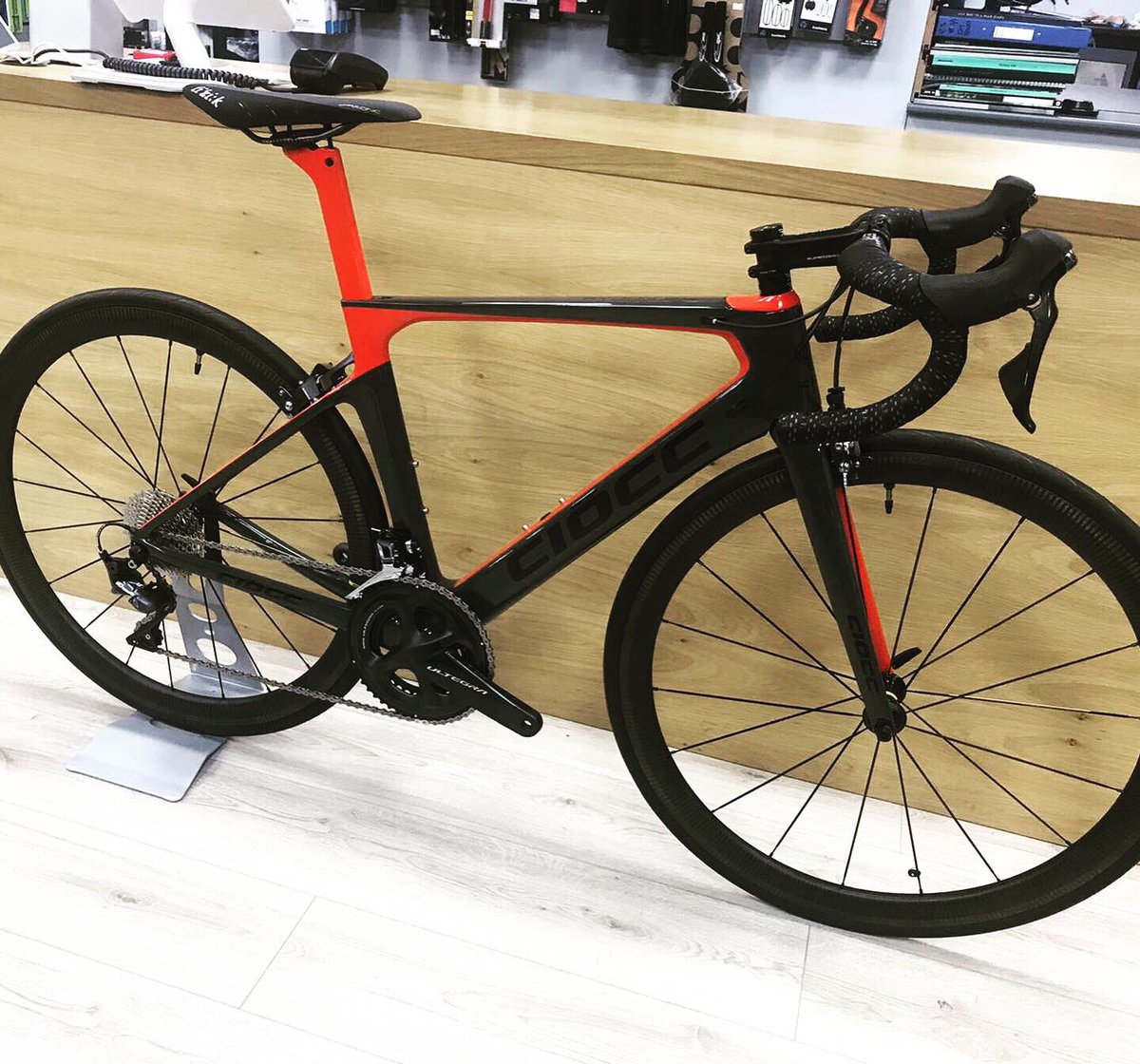 racescene_uk's tweet photo. This #Ciocc Rydon has been custom painted to the customer requirements. Complete with a Shimano Ultegra R8000 groupset, Deda Super Zero finishing kit and Mavic Cosmic Pro Carbon wheelset ๐ฎ๐น๐ด๐ปโโ๏ธ #cycling #italiancycles #barnsley #cyclinglife https://t.co/p9qUuYCvcM
